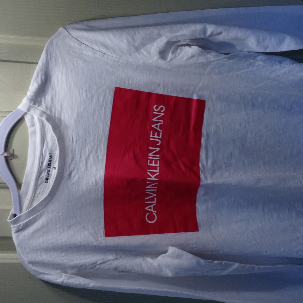 SHIRT SZ. MEDIUM CALVIN KLEIN LONG SLEEVE T-SHIRT